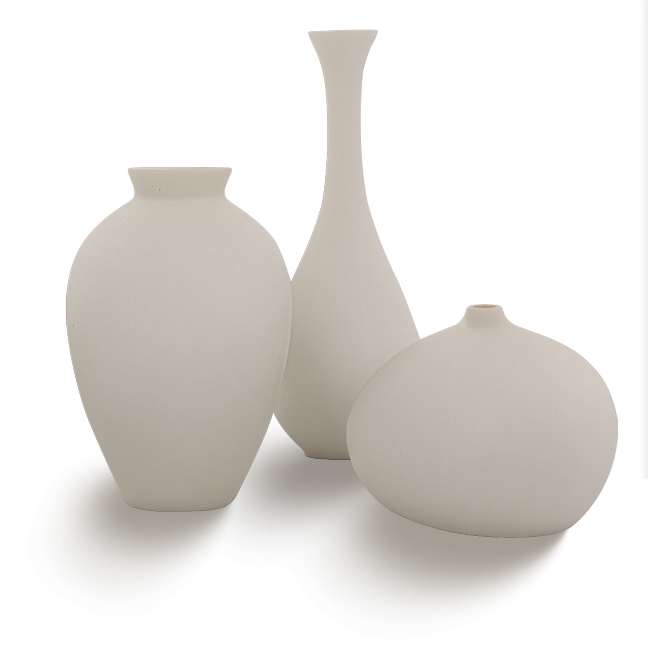 Trois vases en argile cuite présentant des formes variées